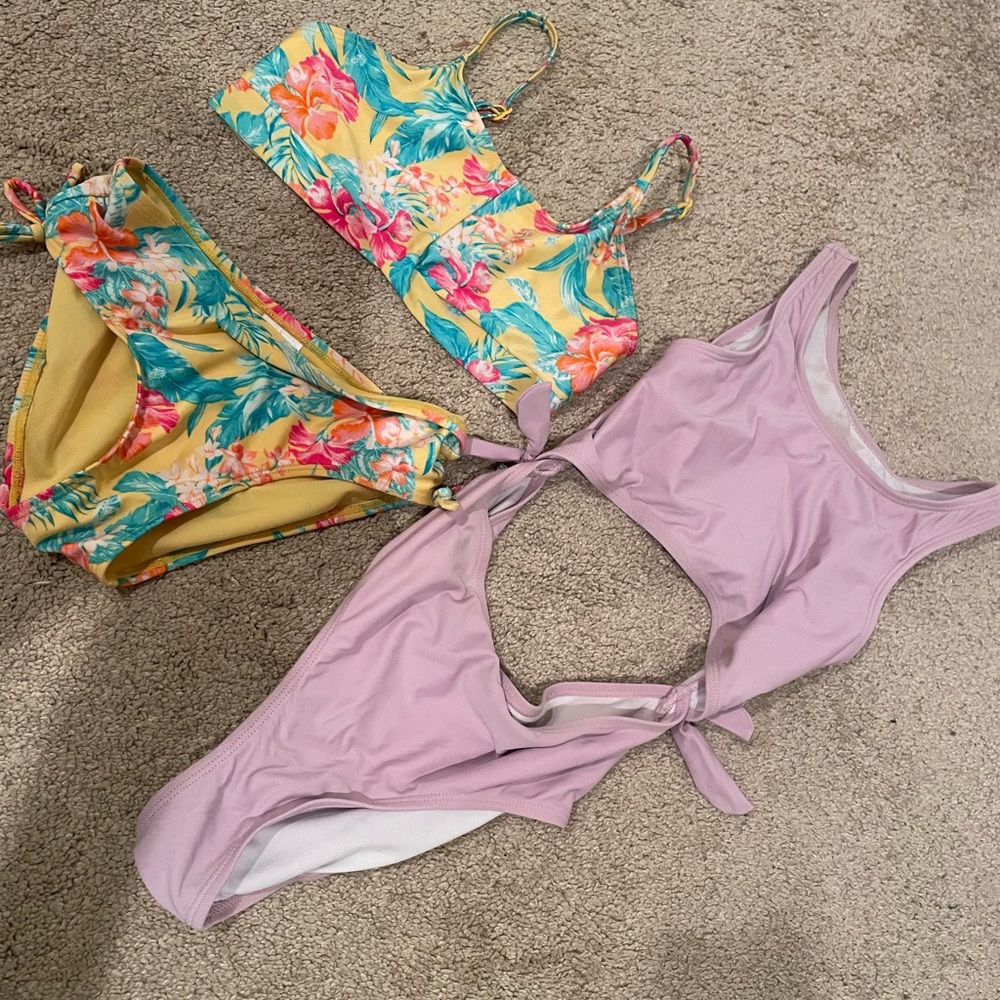 2 girls swimsuits
